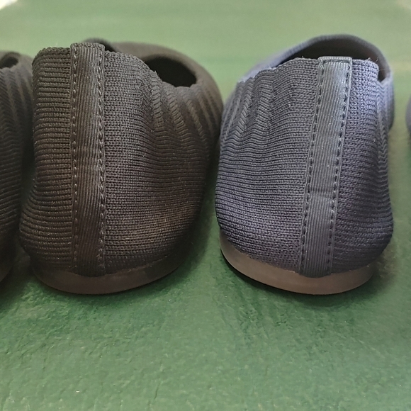 Lot of 2 Skechers flats. Navy and Black, size 6. - Picture 6 of 6